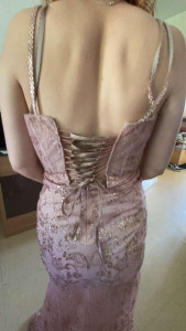 Photo de galerie - Retouche au dos dune robe trop serré