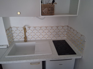 Photo de galerie - Faïence pour une petite cuisine 
