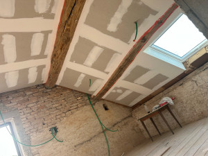 Photo de galerie - Réalisation de combles en Placo Plâtre, isolation en laine de bois et bandes en trois passes ainsi que le long des poutres.