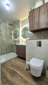 Photo de galerie - Rénovation d'une salle de bain dans les tons vert et bois