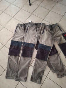 Photo de galerie - Reprise de pantalons de chantier abimés