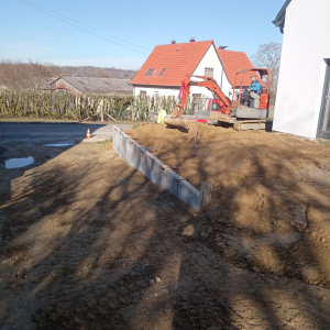 Photo de galerie - Pose mur en L et préparation de terrain pour une future clôture en grillage rigide avec sous bassement béton  puis pose de gazon en rouleau .
