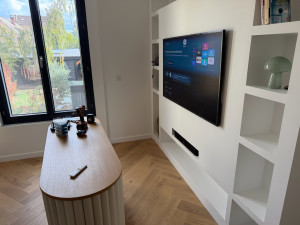Photo de galerie - *Installation murale de TV *  Fixation d’une télévision au mur en placo, avec un résultat propre et soigné.