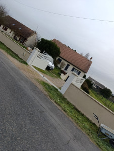 Photo de galerie - Après intervention ( Dégrossi suivi d'un enduit traditionnel a la chaux blanche , création entrée de portail avec seuil ) 