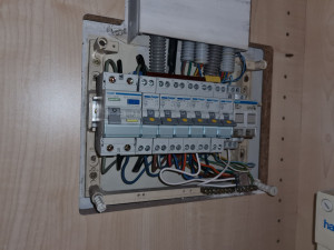 Photo de galerie - Remisr au normes d'un tableau électrique  changement d'interrupteur différentiel et disjoncteurs divisionnaire 