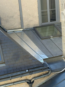Photo de galerie - Modification d’une couverture en joint debout, zinc naturel.