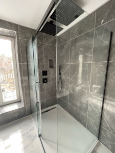 Photo de galerie - Douche avec robinetterie encastrée et ciel de pluie (fini)
