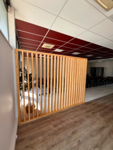 Photo de galerie - Claustra en pin teinte chêne dorée 