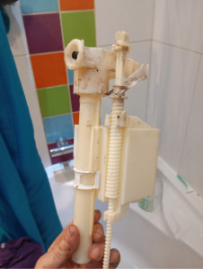 Photo de galerie - Changement du bloc flotteur dans toilettes encastrable, fini l’écoulement constant