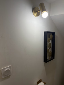 Photo de galerie - Installation d’un point lumineux.  Mise en place d’un éclairage fonctionnel et esthétique.  Disponible pour vos installations et travaux électriques.  07 74 25 46 77