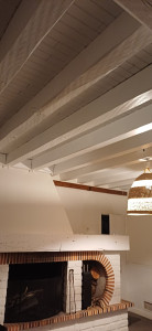 Photo de galerie - Passage d une couleur châtaigner a une
 couleur blanche satinée pour ses belles poutres .