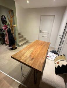 Photo de galerie - Table en chêne massif sur pied noir métallique 