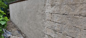 Photo de galerie - Pose d enduit hydrofuge ciment ,chaux sur mur de pierre extérieur 
