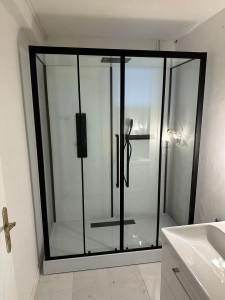 Photo de galerie - * Cabine de douche 120x80 Chauffe-eau 200 L Lavabo Alimentation lave-linge + cuisine Installation propre et soignée.