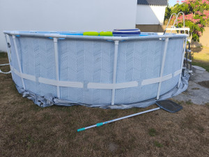 Photo de galerie - Décaissement et mise a niveau du sol
Montage de la piscine (5m de diamètre)