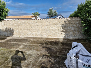 Photo de galerie - Voici la réparation d'une murette en moellon qui c'était écrouler. 