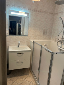 Photo de galerie - Changement de Salle De Bain Cannes sur mer spécialement pour l’handicapé, le changement de lavabo et le miroir il a douche italienne plus  des plaques de PVC de le mur