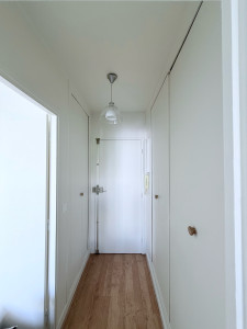 Photo de galerie - Rafraîchissement complet du couloir : préparation des surfaces, mise en peinture des murs, plafonds, portes et placards pour un rendu propre, lumineux et soigné ✨