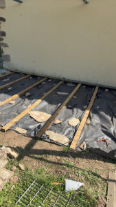 Photo de galerie - Pose du géotextile pour terrasse bois sur plot