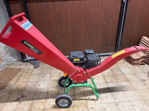 Photo de galerie - Broyeur de végétaux thermique, très maniable à la main, se charge dans un coffre ou remorque.