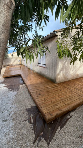 Photo de galerie - Réalisation d’une terrasse en pin avec changement de sens 