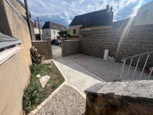 Photo de galerie - Pose muret , pilasse , allée en chape pose de pavé de délimitation 