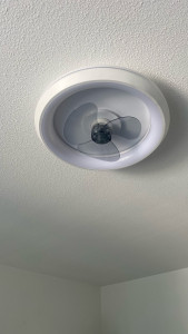 Photo de galerie - Mise en place d'un plafonnier ventilateur 
