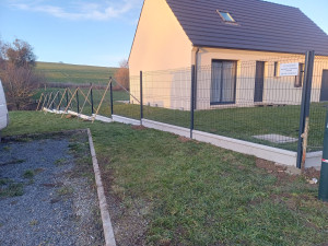 Photo de galerie - Cloture panneaux rigide avec soubassement beton
