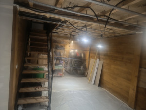 Photo de galerie - Réalisation d'un plafond suspendu en placo, calicot, enduit général 