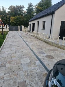 Photo de galerie - Pose de travertins + caniveaux