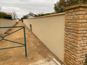 Photo de galerie - Réalisation d’un enduit gratté sur mur de clôture 