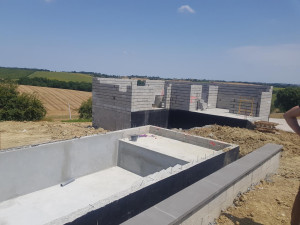 Photo de galerie -  piscine et bâtisse parpaings 
