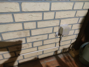 Photo de galerie - Pose d'une prise renforcée Green' Up pour recharger un véhicule électrique