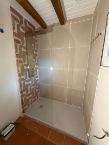 Photo de galerie - Remplacement d’une baignoire balnéothérapie hors service par un receveur 160x90 remplacement de faïence 