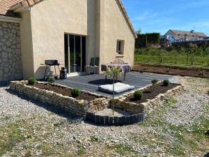 Photo de galerie - Création terrasse et jardinière en pierre blanche 