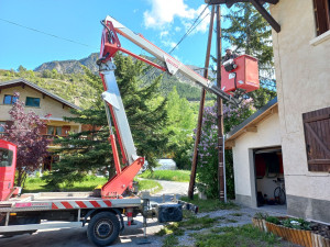 Photo de galerie - Modification d'installation électrique avec passage de câble en extérieur avec nacelle. Tirage câbles, changements tableau électriques, modifications électrique.
