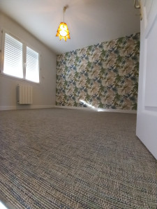 Photo de galerie - Chambre refaite du sol (jonc de mer) au plafond avec papier peint