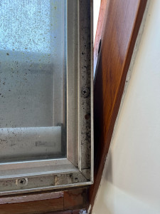 Photo de galerie - Nettoyage de Velux un avant et après