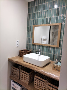 Photo de galerie - Réalisation d'une salle de bain faïences et carrelage.