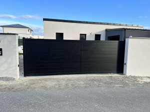 Photo de galerie - Pose d’un portail de clôture coulissant avec motorisation somfy 