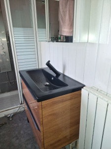 Photo de galerie - Installations de meuble de salle de bain et de son armoire murale. 
