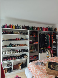 Photo de galerie - Réalisation d'un dressing avec des étagères coulissantes 