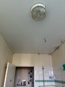 Photo de galerie - Plafond remis propre en peinture 
