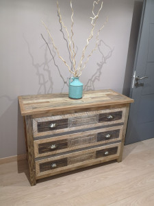 Photo de galerie - Commode sur mesure réalisé avec bois de palettes et autre.
