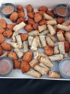 Photo de galerie - Les nems au poulet  et les chofroufrou. 
Chofroufrou  c'est le beignet de haricots. 