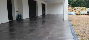 Photo de galerie - Création terrasse carrelée devant garage.