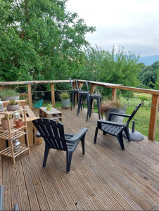 Photo de galerie - Terrasse en bois sur plots en béton. 