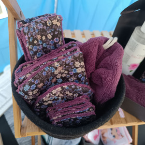 Photo de galerie - Accessoires zéro déchet 
(bandeau beauté, lingettes, éponge visage, fleur de douche)