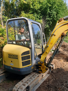 Photo de galerie - Terrassement et excavation pour construction d’une piscine semi enterrée en bois. Mixage du béton et coulage de dalle-radier pour recevoir le bassin de la piscine 