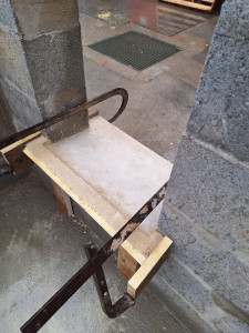 Photo de galerie - Coulage d'un appui de fenêtre en ciment blanc 